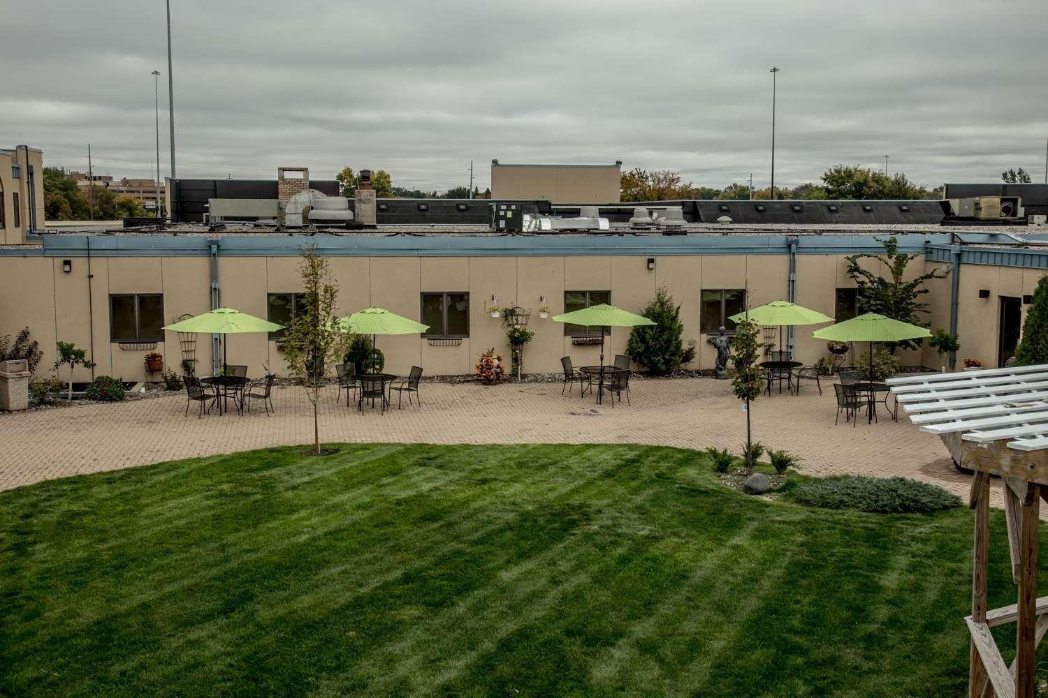 Baymont By Wyndham Fargo Hotel Exterior photo