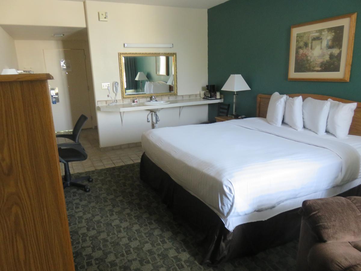 Baymont By Wyndham Fargo Hotel Exterior photo