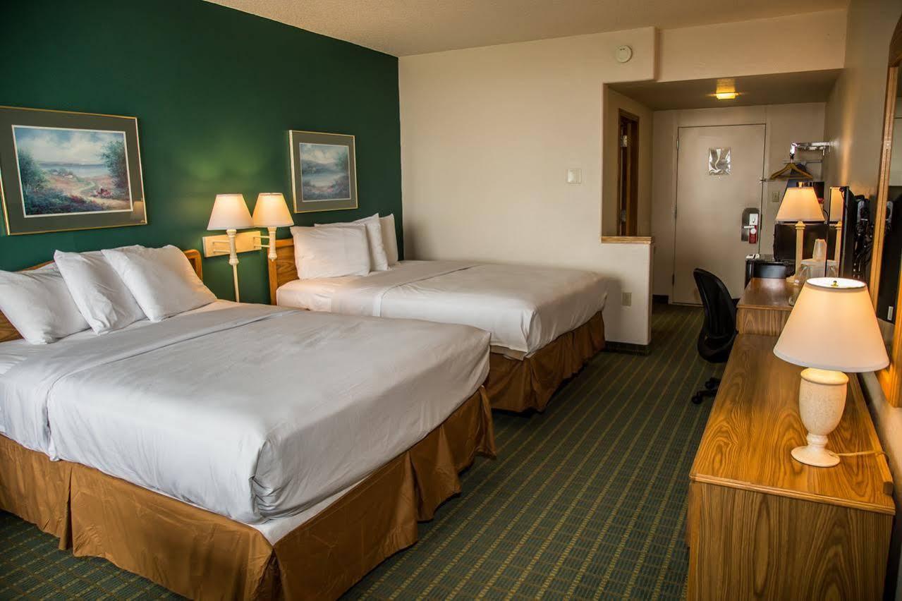 Baymont By Wyndham Fargo Hotel Exterior photo